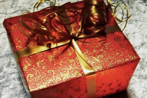 rotes Geschenk mit goldenem Geschenkband
