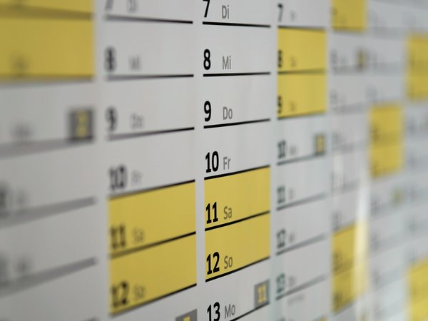 Kalender mit gelb-weissen Kästchen