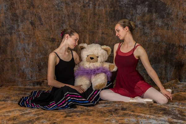zwei Ballettmädchen mit Teddy auf dem Schoß