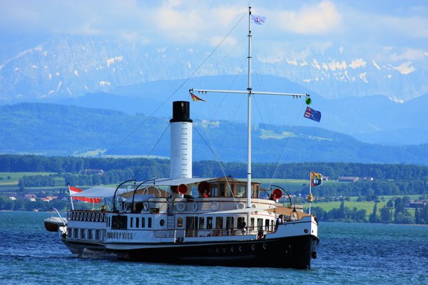 Schiff "Hohentwiel" auf dem Bodensee mit Österreichischer Flagge