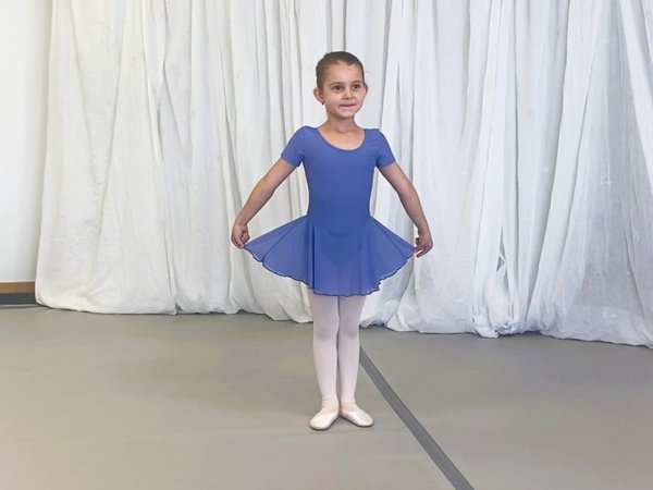 5jährige im blauen Ballettkleid