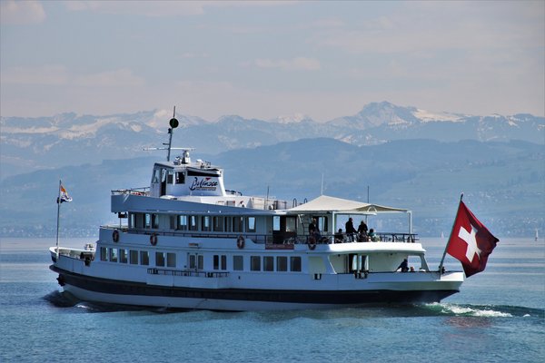 Schiff auf dem Bodensee mit schweizer Flagge