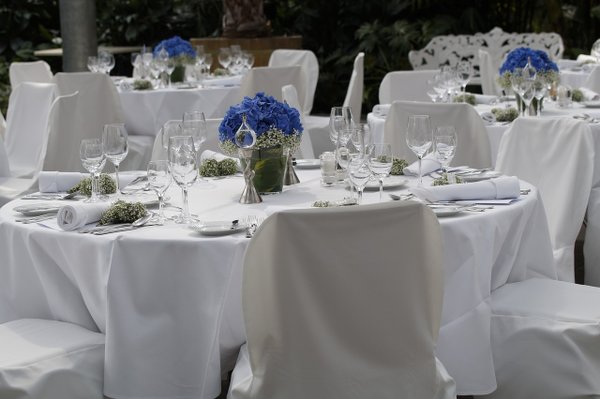 Festlich gedeckter Tisch in weiß